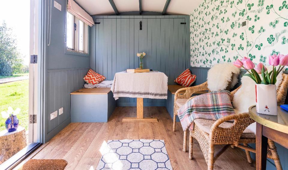 Hunworth Old King William Shepherd Huts And Private Hot Tubs In North Norfolk מראה חיצוני תמונה