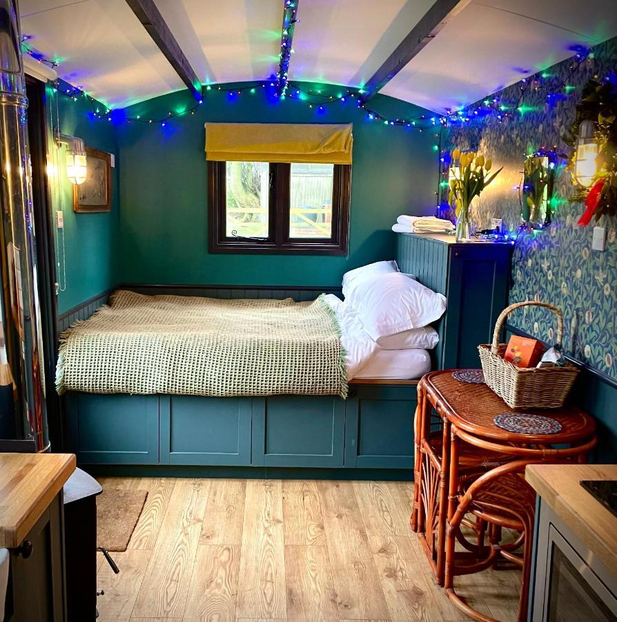 Hunworth Old King William Shepherd Huts And Private Hot Tubs In North Norfolk מראה חיצוני תמונה