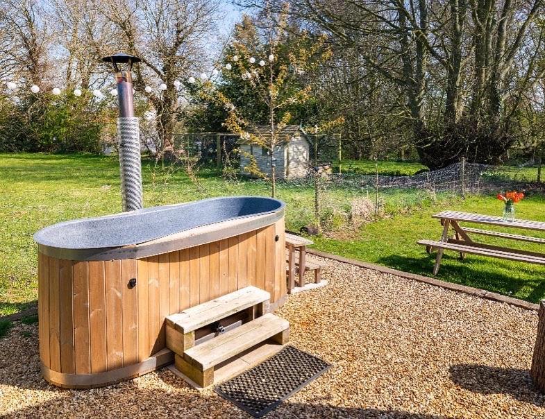Hunworth Old King William Shepherd Huts And Private Hot Tubs In North Norfolk מראה חיצוני תמונה