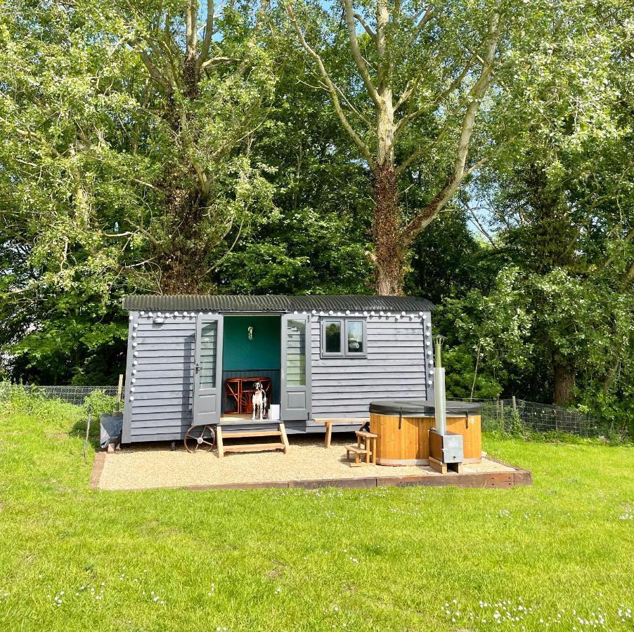 Hunworth Old King William Shepherd Huts And Private Hot Tubs In North Norfolk מראה חיצוני תמונה