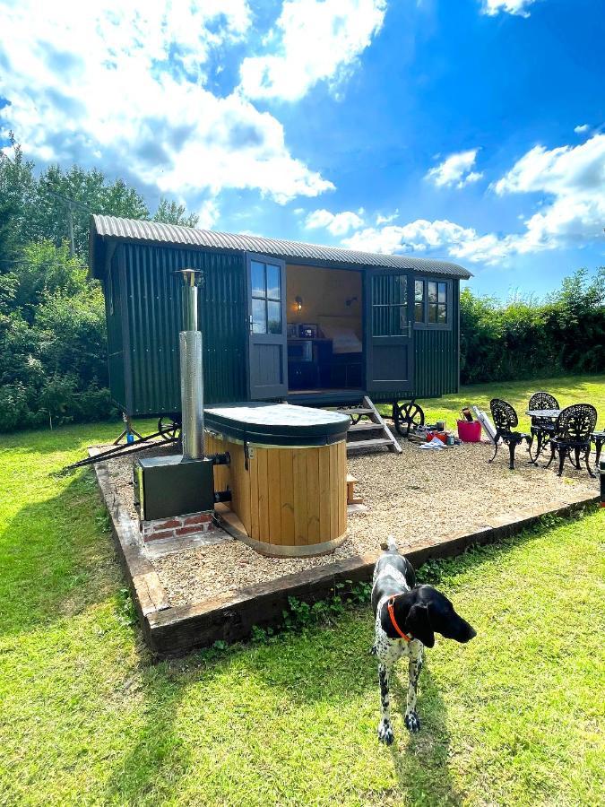 Hunworth Old King William Shepherd Huts And Private Hot Tubs In North Norfolk מראה חיצוני תמונה