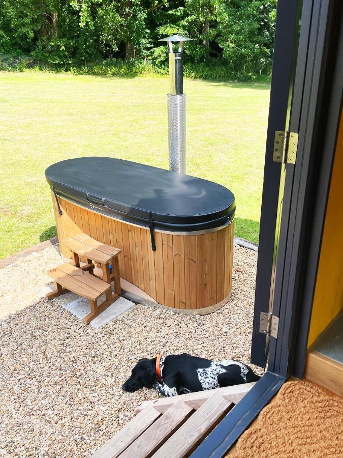 Hunworth Old King William Shepherd Huts And Private Hot Tubs In North Norfolk מראה חיצוני תמונה
